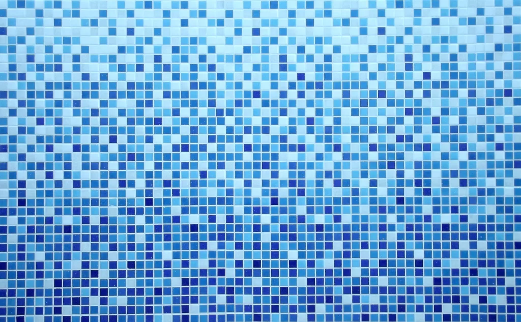 O mosaico da sua piscina está a sair