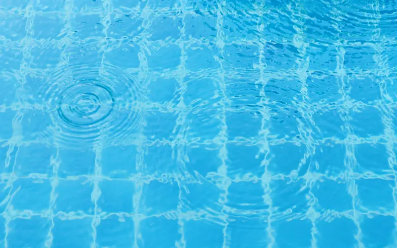 Dicas para manter a água da piscina limpa e saudável