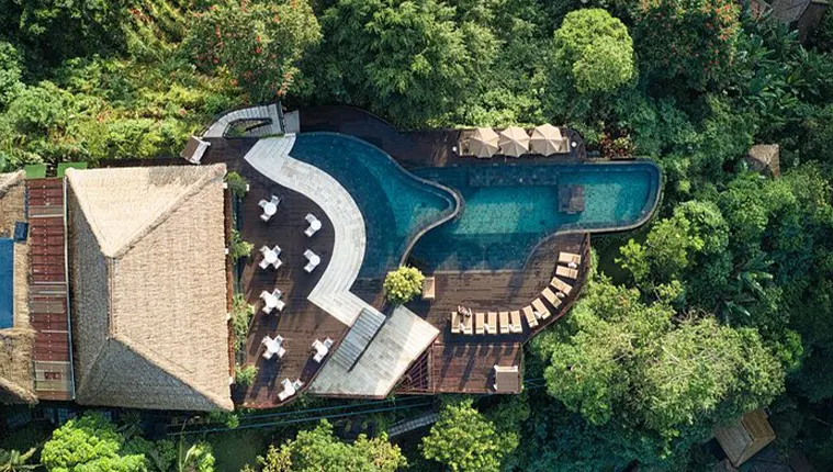 Piscina de Borda Infinita do Hanging Gardens of Bali, Indonésia