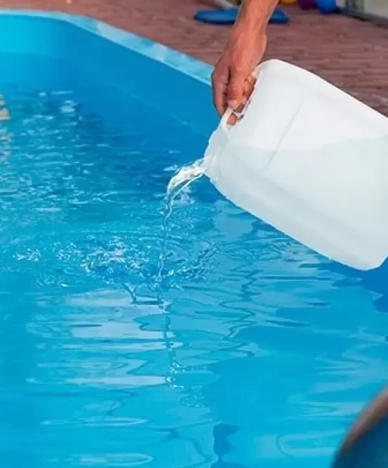 colocar-cloro-na-piscina